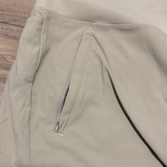 Athleta Trekkie North Short in Khaki Tan - Picture 3 of 4